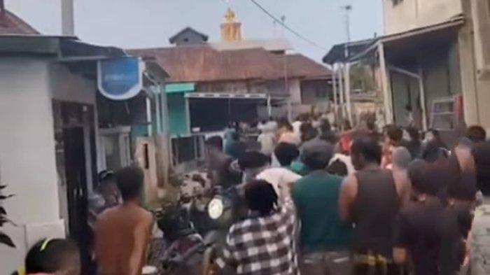 Beredar sebuah video memperlihatkan puluhan warga di Desa Lebung Gajah, Kecamatan Tulung Selapan, Ogan Komering Ilir (OKI), Sumatera Selatan melakukan aksi anarkis terhadap anggota kepolisian Polsek Tulung Selapan yang tengah bertugas.