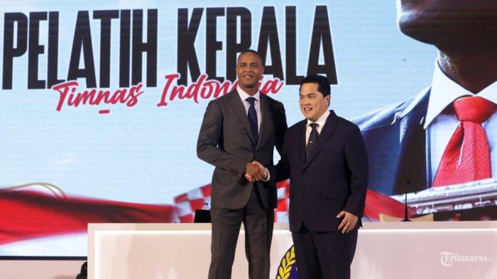 ERICK DAN KLUIVERT - Ketua Umum PSSI Erick Thohir berjabat tangan dengan Pelatih Kepala Timnas Indonesia Patrick Kluivert saat konferensi pers di Jakarta, Minggu, (12/1/2025). Erick Thohir umumkan tiga calon pemain naturalisasi Timnas Indonesia.