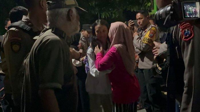 TEWAS TERSERET OMBAK: Suasana para siswa SMPN 7 Kota Mojokerto tiba di depan sekolah mereka, pasca insiden 13 siswa terseret ombak di Pantai Drini, Gunungkidul, Yogyakarta, Selasa (28/1/2025). 3 siswa SMPN 7 Mojokerto menjadi korban tewas terseret di Pantai Drini, Gunungkidul pada Selasa (28/1/2025) pagi.
