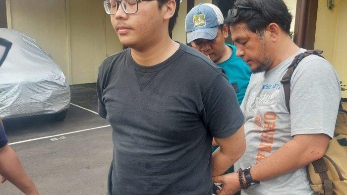 AAB (berbaju hitam) (23), mahasiswa yang membunuh adik tingkatnya, MNZ (19), saat ditangkap pihak kepolisian. Inilah tampang pelaku pembunuhan mahasiswa UI yang jasadnya ditemukan dalam keadaan terbungkusplastik di kamar kosnya di Depok, Jumat (4/8/2023).