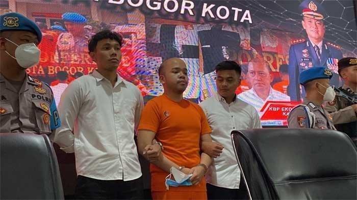 Abraham Michael, anak Pengacara Farida Felix, dihadirkan dalam rilis kasus dugaan pembunuhan satpam yang menjeratnya, di Polresta Bogor Kota Senin (20/1/2025).