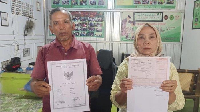 KAKEK GUGAT CUCU - Kakek dan Nenek dari Zaki, Kadi dan Narti di Kantor LBH Dharma Bakti Indramayu, Selasa 8 Juli 2025 memperlihatkan surat pernyataan mengosongkan tanah. Ada kekhawatiran dari kakek Kadi jika menantunya menikah lagi dan justru menempati rumah peninggalan anaknya, namun cucu menantang bawa ke pengadilan