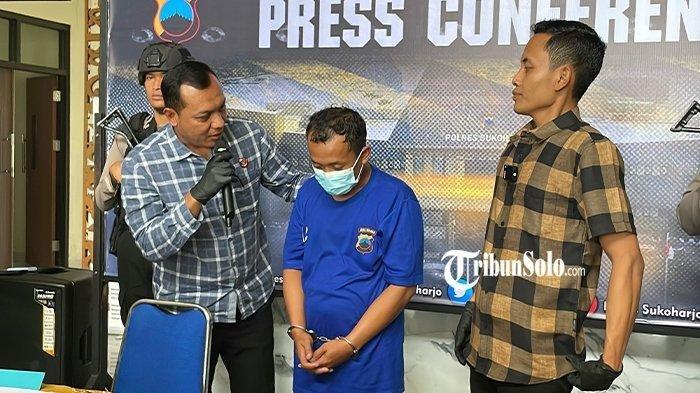 PRIA TUSUK ADIK IPAR. Polisi saat merilis kasus penusukan yang dilakukan Adi Suwanto (35) di Mapolres Sukoharjo, Selasa (4/3/2025). Adi Suwanto, warga Sukoharjo dengan sadis melakukan penusukan terhadap adik iparnya, UTH (24) 4 kali, terbakar cemburu mengetahui korban dijodohkan