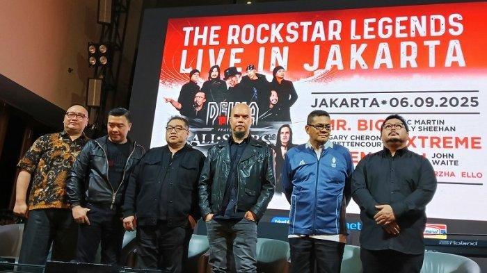 Ahmad Dhani (tengah) dalam jumpa pers pengunduran jadwal konser Dewa 19 Featuring All Stars.