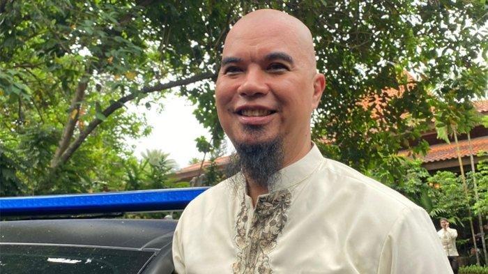 SIRAMAN AL GHAZALI - Ahmad Dhani terharu dan menangis mengikuti prosesi siraman putranya di kawasan Lebak Bulus, Jakarta Selatan, Sabtu (14/6/2025).