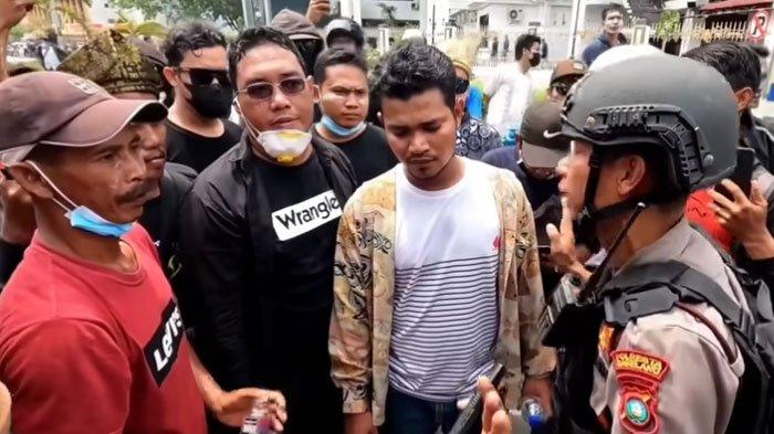 Aipda Andi Hidayat rela bersimpuh ditengah kericuhan soal Pulau Rempang yang dilakukan oleh warga Melayu