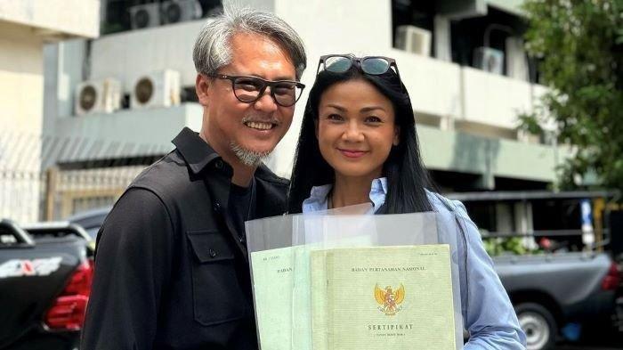 Akhir penantian Nirina Zubir atas pomelik kasus mafia tanah yang dilakukan oleh mantan ART-nya kini berakhir. 4 sertifikat tanah milik ibunya kembali