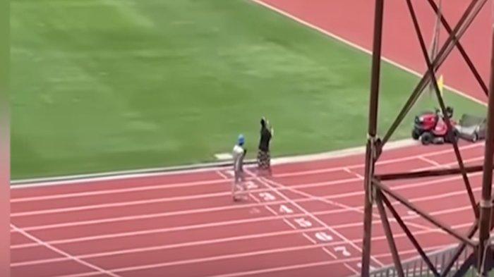 Aksi ritual Rara Istiani Wulandari alias Mbak Rara hujan di Stadion Harapan Bangsa, Banda Aceh berakhir dipulangkan imbas gagal hujan deras