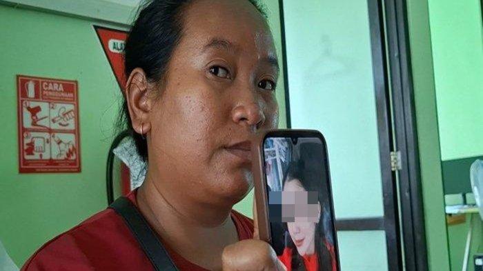 Ana Yuliani menunjukkan foto korban yang diyakini jasad korban sebagai kerabat dekatnya, yang ditemukan dalam koper di RSUD Dr Soeroto Ngawi, Jumat siang (24/1/2025)