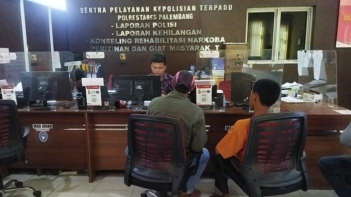 Orang tua melapor ke Polrestabes Palembang setelah mendapat aduan anaknya ditampar guru di Sekolah, Selasa (22/8/2023)