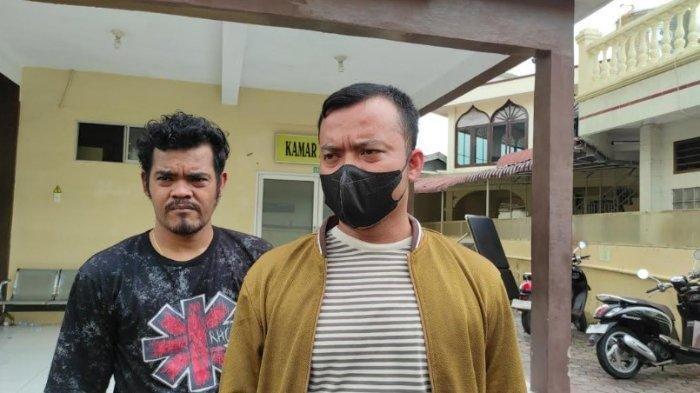 Anggito Sianipar (Kanan), adik kandung Andreas Rurystein Sianipar (44), pria yang tewas usai diduga diculik, lalu dibunuh oleh oknum TNI bernama Serka Holmes Sitompul ketika diwawancarai di RS Bhayangkara TK II Medan, Sabtu (21/12/2024) tadi. Ia mengungkap kondisi jasad abangnya ketika ditemukan.