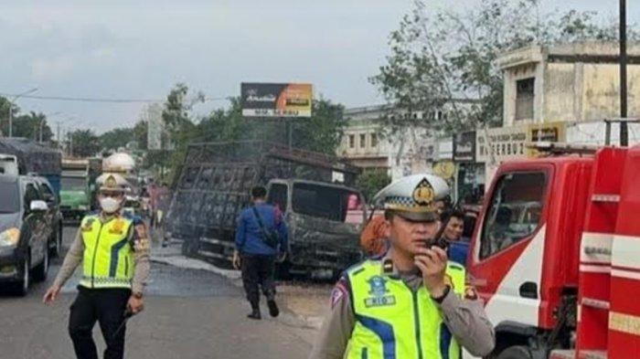 Anggota Satlantas Polres Banyuasin ketika mengamankan lokasi kejadian dan mengatur arus lalulintas, Senin (15/7/2024).
