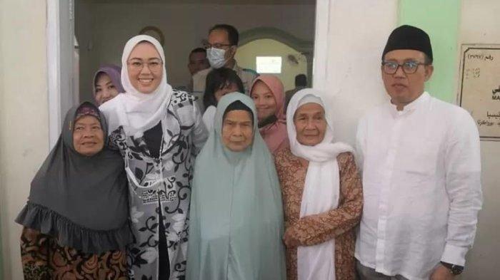 Anne Ratna Mustika dan Suami barunya Iskandar ketua Umum Yayasan Baitul Maal (YBM) PT PLN Persero