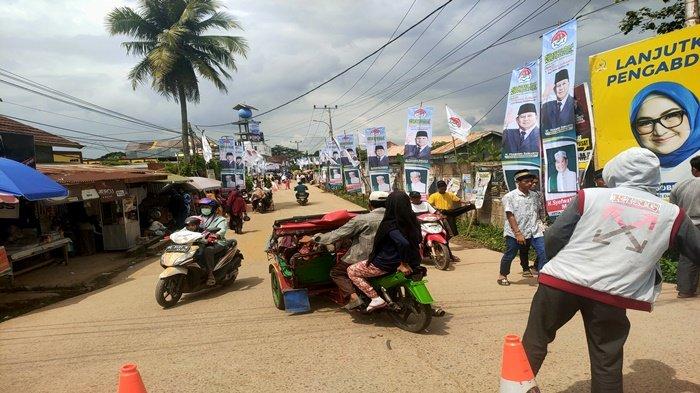 Buka tutup arus lalulintas di Jalan Lettu Karim Kadir Kecamatan Gandus Palembang, Selasa (9/1/2024).