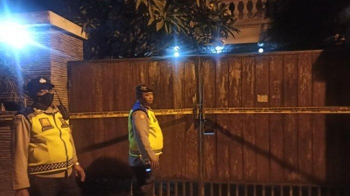 Aparat kepolisian memasang garis polisi dalam peristiwa penemuan Ida Bagus Ardana yang ditemukan tewas di rumahnya Jalan Gurita IV, Kelurahan Sesetan, Kecamatan Denpasar Selatan, Kota Denpasar, Bali, pada Kamis (8/8/2024) sore.