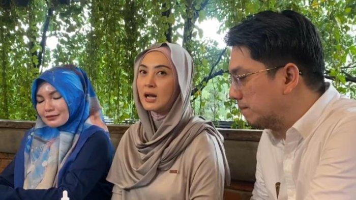 ARTIS DELLA PUSPITA JADI KORBAN PENIPUAN - Della Puspita saat memberikan keterangan ke awak media terkait kasus penipuan travel umroh yang dialami di kawasan Bekasi, Jawa Barat, Selasa (28/1/2025). Sosok penipu ternyata mantan artis
