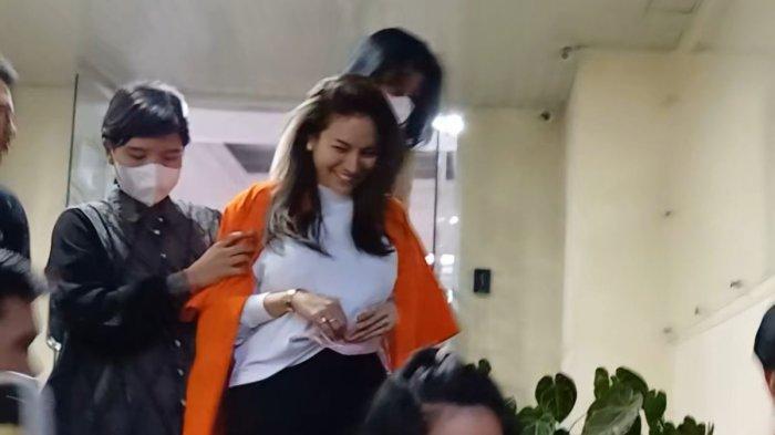 Artis Nikita Mirzani resmi ditahan penyidik Direktorat Reserse Siber Polda Metro Jaya atas kasus pemerasan, pengancaman, dan tindak pidana pencucian uang (TPPU).
