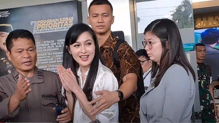 Artis Sandra Dewi usai diperiksa Kejagung buntut kasus korupsi yang menjerat suaminya, Harvey Moeis.