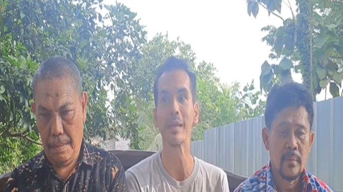 KASUS RUMAH ATALARIK DIBONGKAR - Atalarik Syach didampingi kuasa hukumnya ungkap soal kasus rumahnya yang dibongkar aparat kepolisian terlibat sengketa tanah.