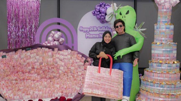 Atta Halilintar mempersembahkan hadiah uang segunung yang dibentuk seperti karangan bunga raksasa, bentuk tas hingga kue ulang tahun yang tinggi menjulang untuk Aurel.