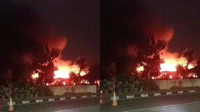 Kebakaran di Rumah Dinas Dansat Brimob Polda Sumsel, Senin (24/7/2023) dini hari.