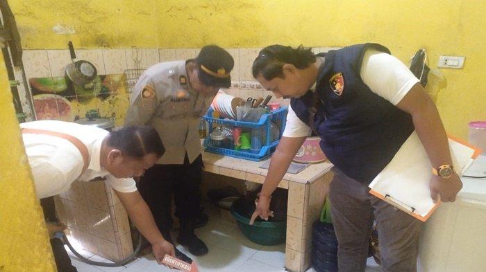 Polisi saat melakukan olah TKP mahasiswi di Lubuklinggau meningga setelah aborsi.