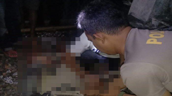 Polisi mengevakuasi jenazah pekerja tower yang tewas tersetrum listik saat sedang bekerja di Desa Ciptodadi I Kecamatan Sukakarya Kabupaten Musi Rawas (Mura), Sumsel, Sabtu (16/9/2023).