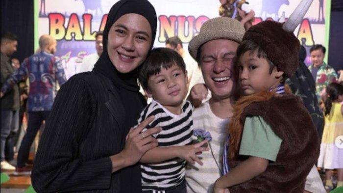 Baim Wong dan Paula Verhoeven akhirnya kembali terlihat bersama setelah belakangan diisukan berpisah. Baim Wong menyelipkan maksud lain bak sindiran