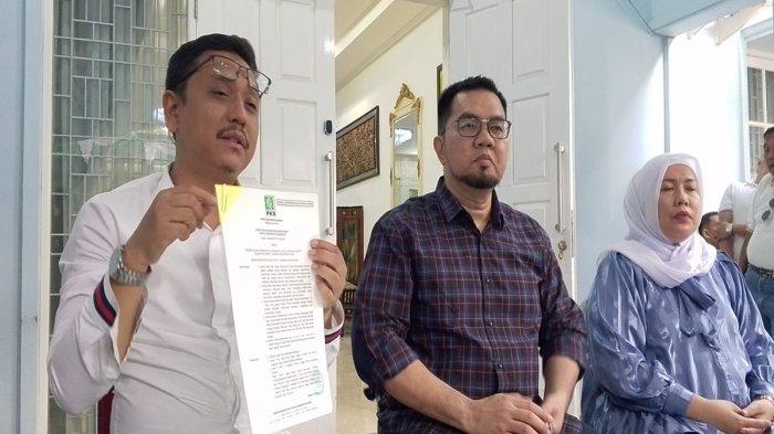Bakal paslon Budi Antoni Aljufri dan Henny Verawati serta pengacara sampaikan keterangan kepada wartawan usai berkas pendaftaran mereka sebagai calon Bupati dan Wakil Bupati dikembalikan oleh KPU Empat Lawang.