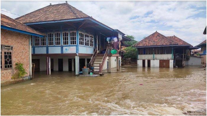 Banjir di Prabumulih merendam 1.480 rumah warga di Kelurahan Payuputat Kecamatan Prabumulih Barat Kota Prabumulih, Selasa (16/1/2024).