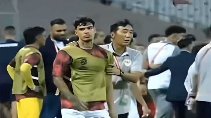 Bek kiri Timnas Indonesia, Shayne Pattynama mengamuk kepada ofisial dari kubu Bahrain di area bench atas keputusan wasit hmed Al Kaf pimpin laga