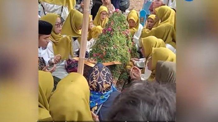 Beredar video makam NKS (18), gadis penjual gorengan korban pembunuhan di Padang ramai dikunjungi para peziah. Rami