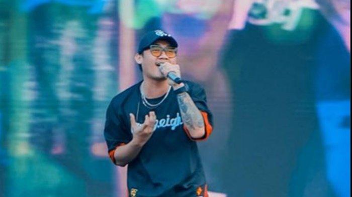 Beredar video memperlihatkan penyanyi Gilga Sahid tampak emosi banting mic usai diberhentikan bernyanyi sebelum lagu selesai di tengah konser Cirebon