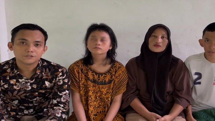 Berlian Putri (12) siswi SMP di Palembang buta diduga korban malapraktik bidan kini meminta bantuan pengobatan kepada Presiden Prabowo Subianto.