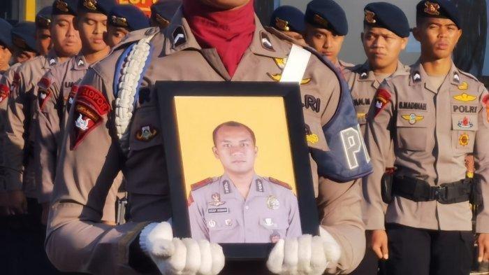 ANGGOTA POLISI DIPECAT - Bharatu Cecep Ridwan, anggota polisi yang bertugas di Satuan Brigade Mobil (Satbrimob) Polda Jawa Barat resmi dipecat dengan tidak hormat (PTDH) usai melakukan sejumlah aksi penipuan yang merugikan korban hingga ratusan juta. Upacara PTDH digelar di Satuan Brimob Polda Jabar, Cikeruh, Kecamatan Jatinangor, Kabupaten Sumedang, Selasa (15/7/2025). Berikut sosok dan rekam jejak Bharatu Cecep Ridwan.