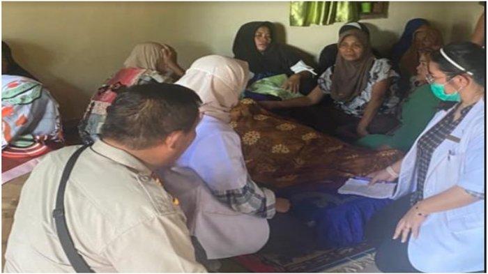 Tiga bulan pisah dari suaminya, seorang bidan desa di Muaradua Kisam OKU Selatan berinisial AF (31) ditemukan tewas. Keluarga dan kerabat korban saat berada di rumah duka, rumah orangtua korban, Selasa (23/1/2024).
