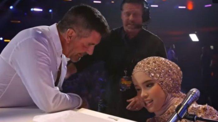 Bisikan Simon Cowell ke Putri Ariani sebelum tampil di Semi Final America's Got Talent 2023. Kini Putri Ariani lolos final AGT 2023