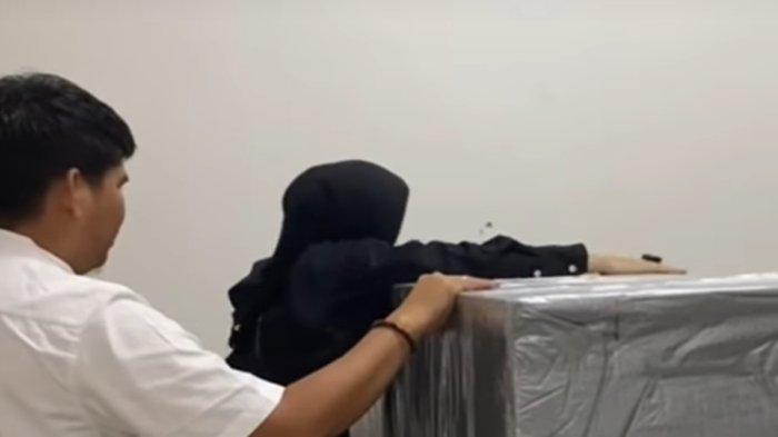 Peti jenazah Ahmad Nizam Alfahri bocah 6 tahun dibunuh ibu tiri di Pontianak. Jenazah korban akan dipulangkan ke kampung halaman ayahnya di Ogan Ilir, Sumsel.
