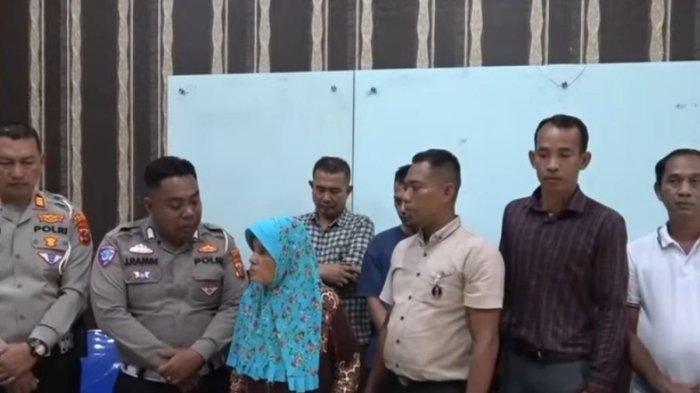 PROSES MEDIASI POLISI. Proses perdamaian antara Bripka K (2 dari kiri) dengan keluarga Evi, ODGJ yang kepalannya ditendang Bripka J Minggu (9/3/2025). Bripka J menendang kepala seorang ODGJ bernama Evi setelah wanita itu diduga membakar sepeda motornya pada Kamis (6/3/2025),