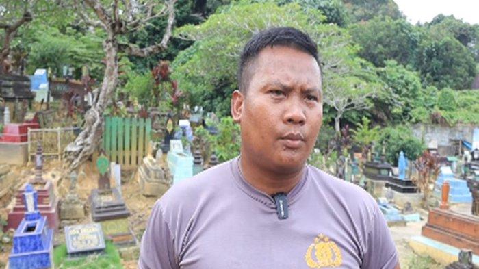 Bripka Joko Hadi Aprianto (37) Bintara Polsek Samarinda Hulu nyambi jadi penggali kubur kini didatangi Kapolri Listyo Sigit.