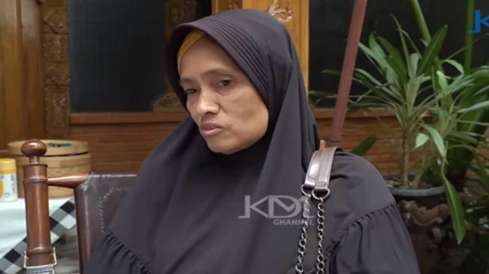 Bu Nining (61) pemilik warung yang menjadi lokasi nongkrong para terpidana kasus Vina