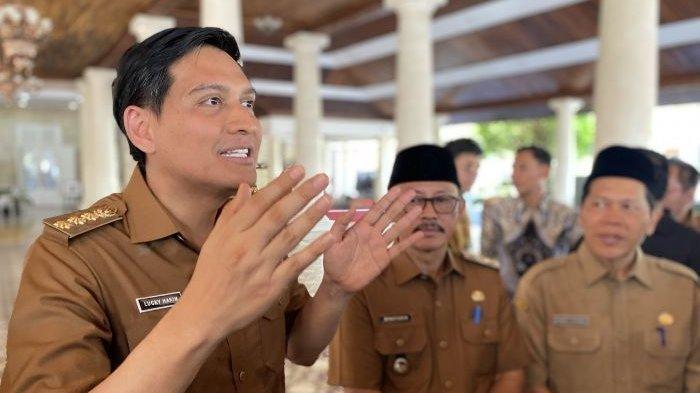 KLARIFIKASI LUCKY HAKIM- Bupati Indramayu Lucky Hakim setelah memimpin apel di Alun-alun Indramayu, Selasa (8/4/2025) pagi. buka suara mengungkap alasannya pergi liburan ke Jepang hingga berujung dianggap tak mematuhi aturan Kementerian Dalam Negeri (Kemendagri)