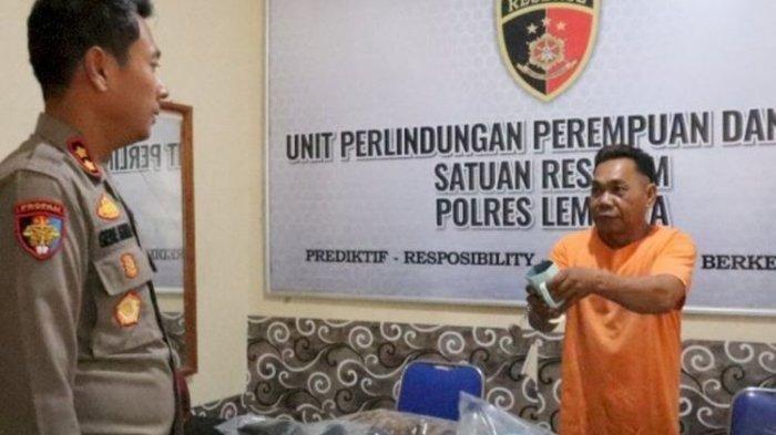 CA 49 tahun pelaku meyiram air keras kepada M, siswi SMP di Lembata, NTT. CA sakit hati karena cintanya ditolak bertepuk sebelah tangan, tak ingin hancur sendiri