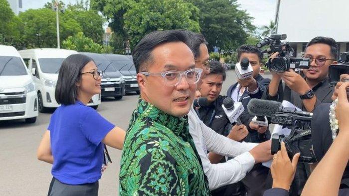PATRICK WALUJO - CEO PT GoTo Gojek Tokopedia Tbk. (GOTO) Patrick Walujo menyambangi Kompleks Istana Kepresiden, Jakarta Pusat, Senin (10/3/2025). Kini Presiden Prabowo umumkan THR driver ojek online.