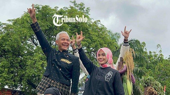 Capres 03, Ganjar Pranowo mengenakan beskap hitam bertuliskan 'Sat Set&' dan menaiki gerobak sapi di Solo, Sabtu (10/2/2024)