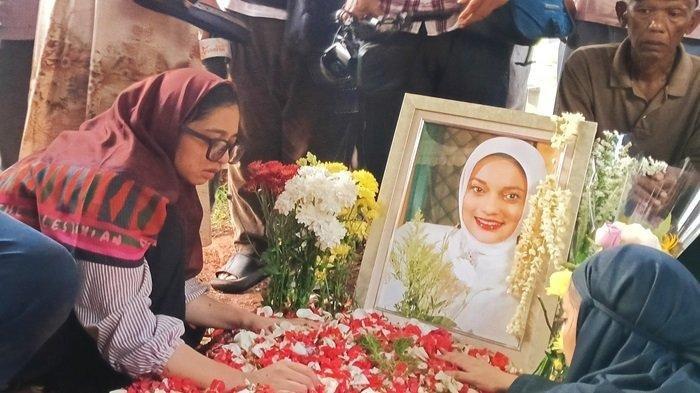 Chiki Fawzi di samping makam ibunya,Marissa Haque di TPU Tanah Kusir. Chiki sempat berujar dirinya akan meneraktir sang ibu ketika merayakan ultah Marissa Haque pada tanggal15 Oktober 2024, kini pupus batal rayakan