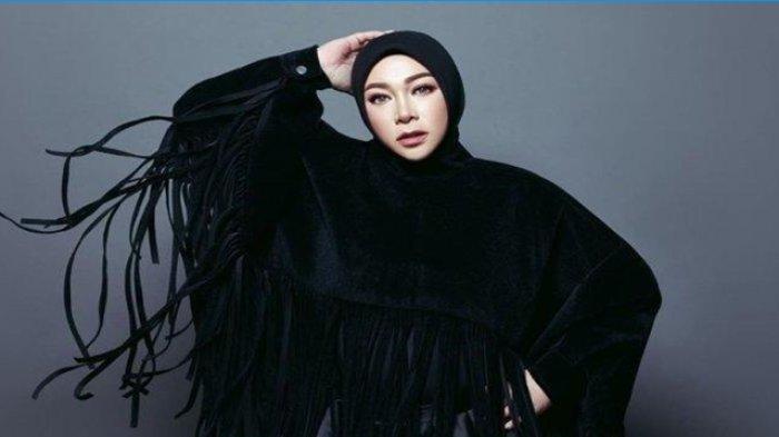Chord Gitar dan Lirik Lagu Bunda dari Melly Goeslaw, Lagu Bunda merupakan lagu yang paling legendaris di Indonesia.