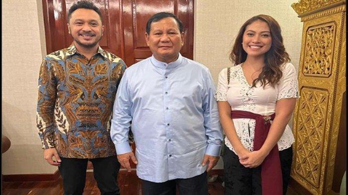 Giring Ganesha, Presiden Prabowo dan Cynthia Ganesha. Istri Giring mengunggah momen dirinya menangis di pelukan Giring saat sang suami diumumkan menjadi Wakil Menteri (Wamen) Kebudayaan Kabinet Merah Putih kepemimpinan Presiden RI Prabowo Subianto.
