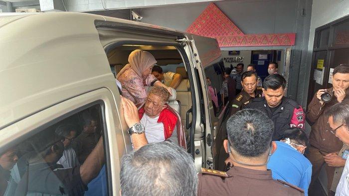 DITAHAN - Direktur PT SMB, Kemas Haji Halim Ali alias HA saat datang ke Kejati Sumsel. Haji Alim resmi ditahan usai jadi tersangka korupsi pengadaan tanah tol Betung-Tempino, Senin (10/3/2025).