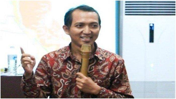 Pengamat Politik dari Public Trust Institute Fatkurohman melihat dukungan tokoh PDIP ke Prabowo mengungkap dampak terhadap Ganjar Prabowo Bacapres PDIP setelah Budiman Sudjatmiko dukung Prabowo.